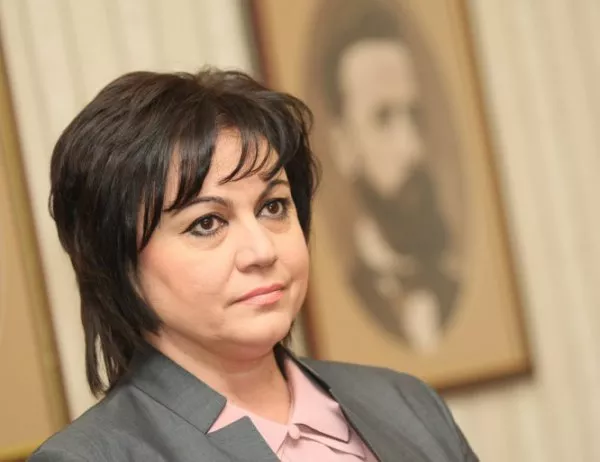 Нинова: Шеста седмица българският парламент не работи