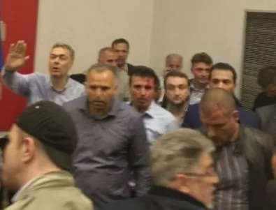 В Македония протестиращи щурмуваха парламента и пребиха Зоран Заев (Видео)