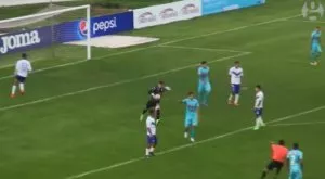 Шоу в Боливия: Вратар вкара от собственото си наказателно поле (ВИДЕО)