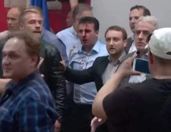 Появи се видео от побоя над Зоран Заев и останалите македонски депутати (Видео)