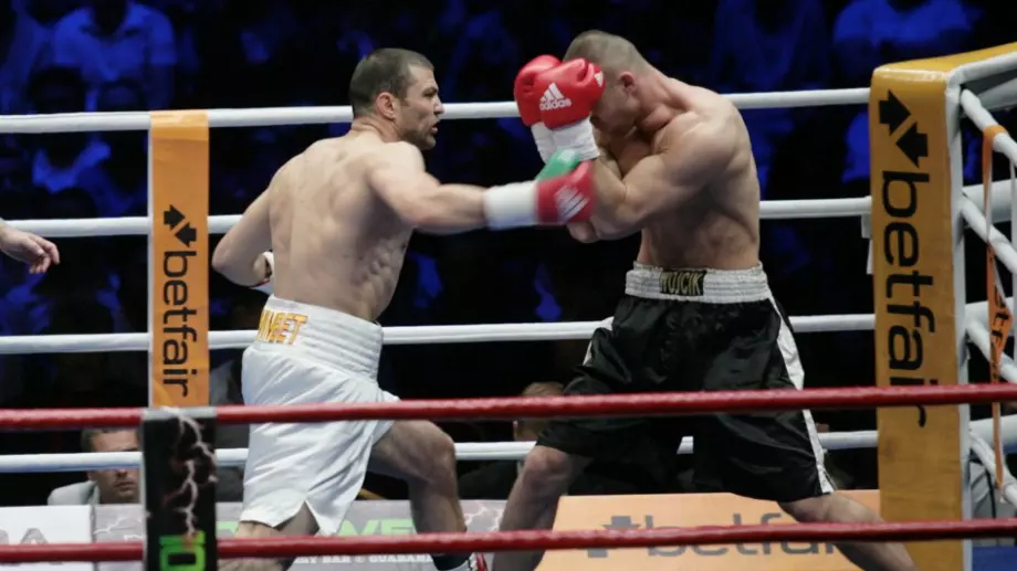 Тервел Пулев не стигна до нокаут, но смаза категорично Уебстър и вдигна титла в Пловдив