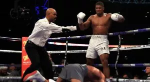 СНИМКА: Позата на Джошуа над Кличко напомни за най-великия боксьор в историята