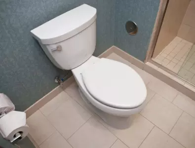 Никога не хвърляйте тези 7 неща в тоалетната