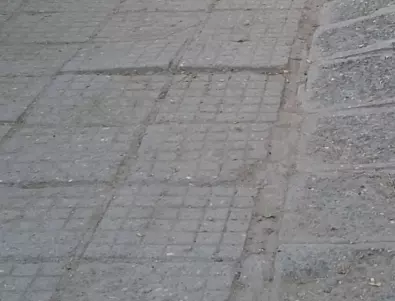 В Пловдив: Млад мъж се заклещи в ремонтиран тротоар, ще съди общината