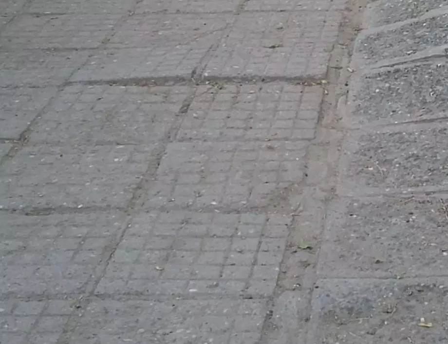 В Пловдив: Млад мъж се заклещи в ремонтиран тротоар, ще съди общината