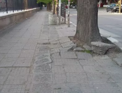 71-годишна осъди Община Асеновград заради падане на тротоар   