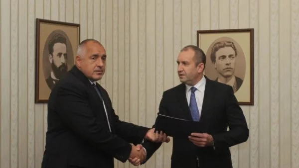 Борисов връчи на Радев състава на правителството (ВИДЕО)