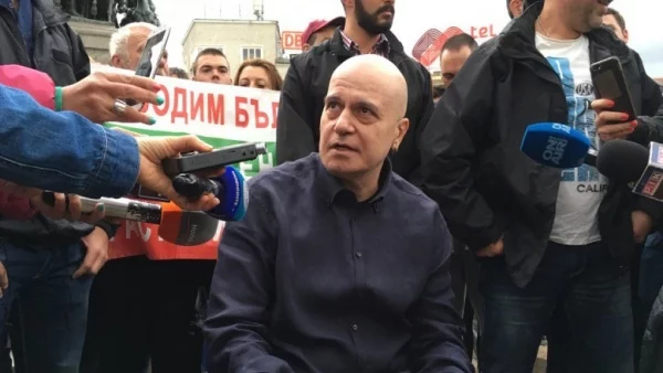 Слави Трифонов атакува президента Румен Радев за референдума