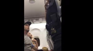 Отново грубо отношение на американска авиокомпания към пътници (Видео)