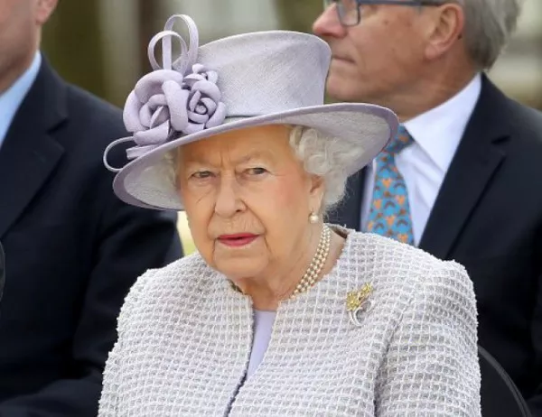 Кралица Елизабет II принуди главния си прислужник да напусне, защото твърде показно демонстрира, че е гей