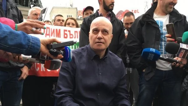 Трифонов за депутатите: Засега ще им говоря отвън, но може и да вляза