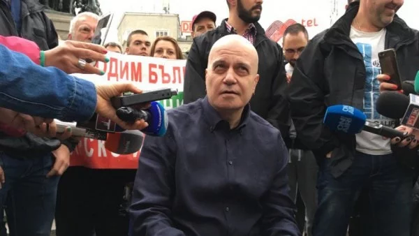 Гледахте на живо: Слави и граждани пред парламента - ден III