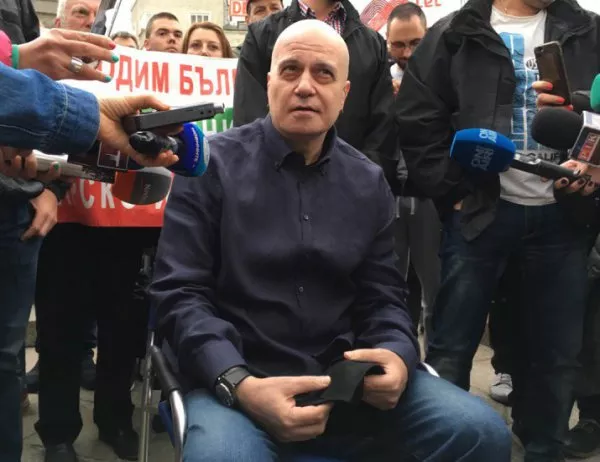 Слави Трифонов прекрати протеста си, няма да излиза пред НС