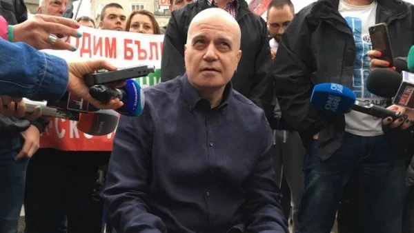 Слави Трифонов прекрати протеста си, няма да излиза пред НС