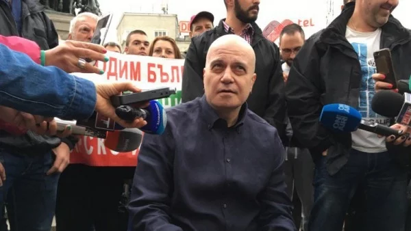 Слави: Управляващите ни любят силно, даже ни лашкат душманската