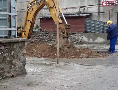На метри от детска градина: Работници пробиха тръба на газопровод в София