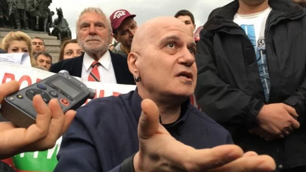 След загубен бас с репортер на Actualno.com: Слави Трифонов още не мисли да прави партия