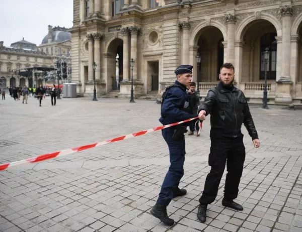 Хулигани отново влязоха в сблъсъци с полицията по Нова година във Франция