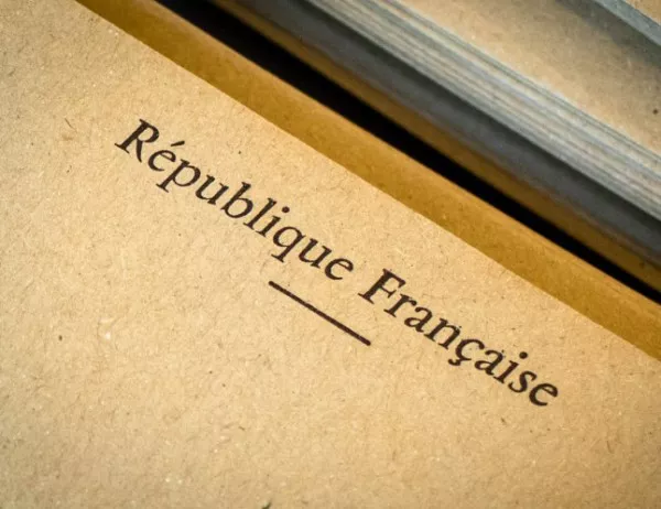 Във Версайския дворец е приета Декларацията за правата на човека и гражданина