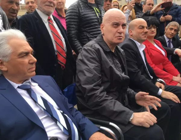 Слави премести шоуто пред парламента, "политиците" са с него