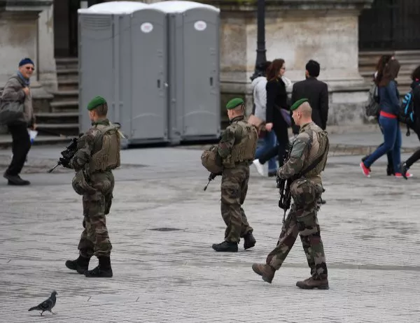 Франция ще удължи граничния контрол заради терористи 