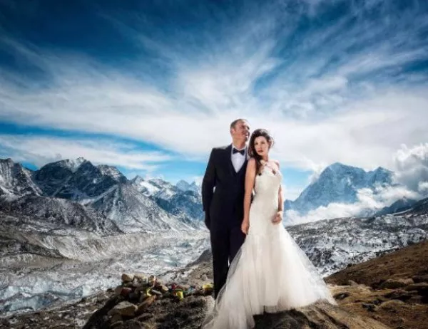 Двойка изкачи Еверест, за да сключи брак. Снимките са впечатляващи!