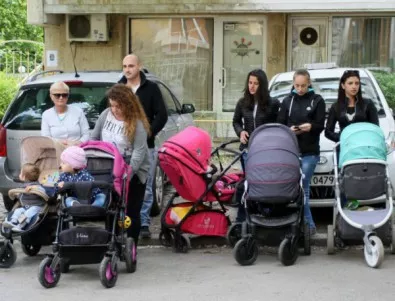 Българките стават майки най-рано в ЕС