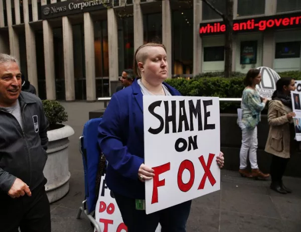 Водещ на Fox News уволнен, изпращал неприлични снимки на колежки