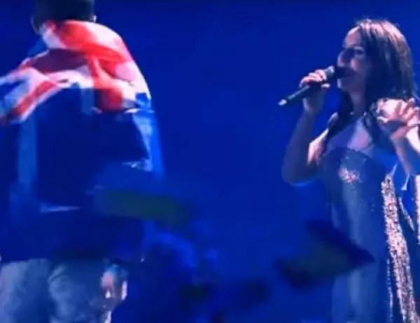 Мъж си свали гащите на сцената на "Евровизия" (ВИДЕО)