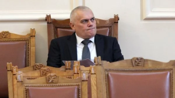 Валентин Радев: Двама гранични полицаи са задържани за каналджийство 