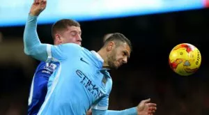 Мартин Демикелис окача бутоните на пирона