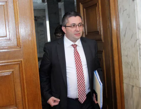 Министър Нанков отрече да има завишени цени в програмата за саниране