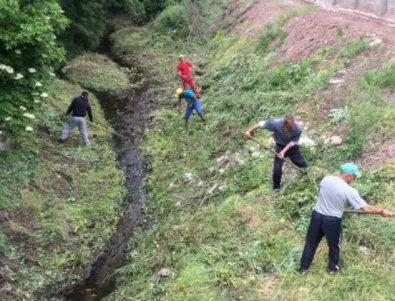 В Бургас продължава чистенето на речни корита като превенция