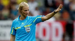 СНИМКИ: Двама от най-известните футболни рефери се ожениха