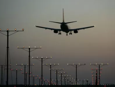 Задържаният самолет на парижко летище излетя след извършената проверка