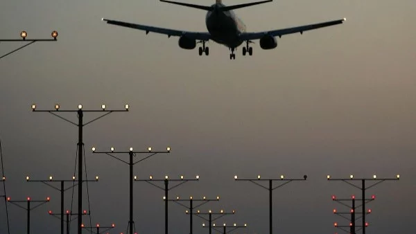 Норвежки Boeing е блокиран трета седмица в Иран