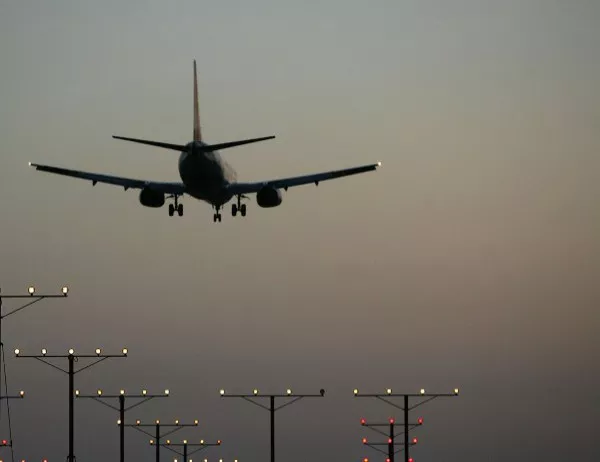 Заради спукано стъкло самолет на "България ер" кацна аварийно във Виена
