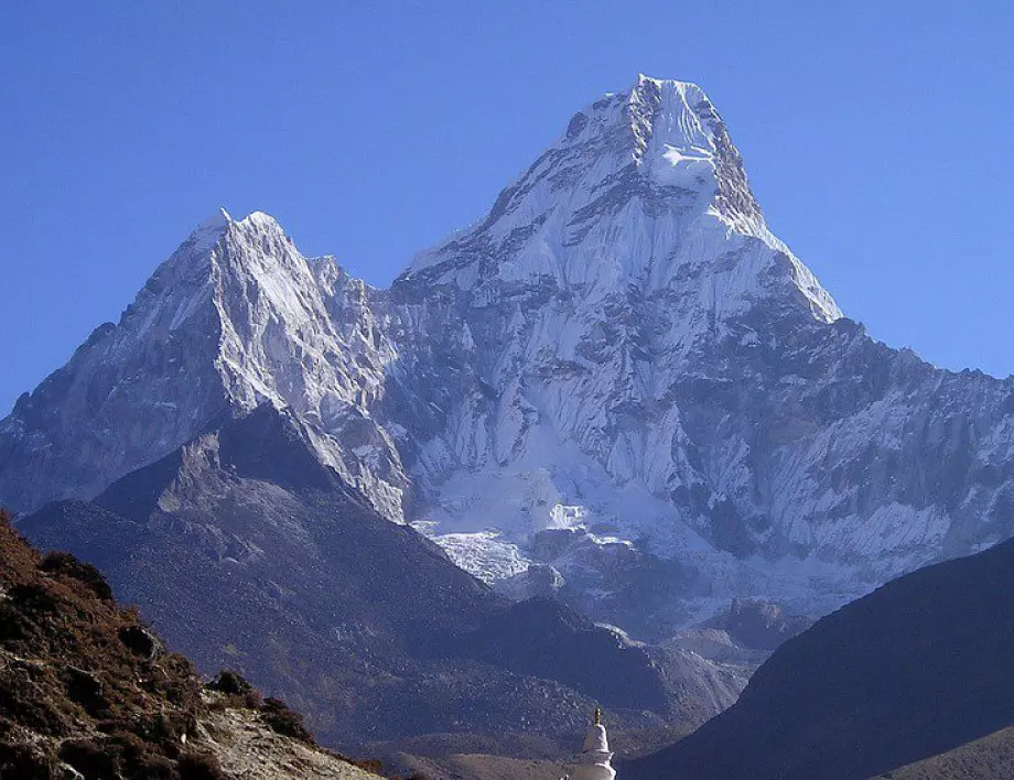 Христо Проданов става първият български алпинист, който изкачва връх Еверест