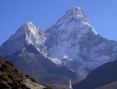 Непал отваря планините, включително Еверест, за туристи  