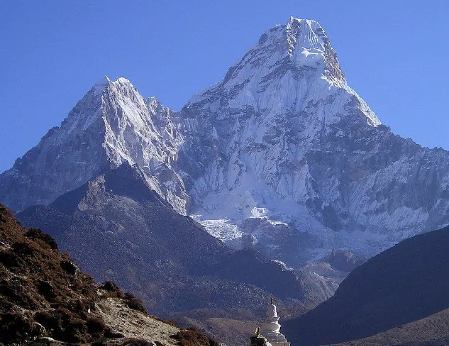 Еверест през 2021 г. - рекорден брой разрешителни за изкачване и два смъртни случая