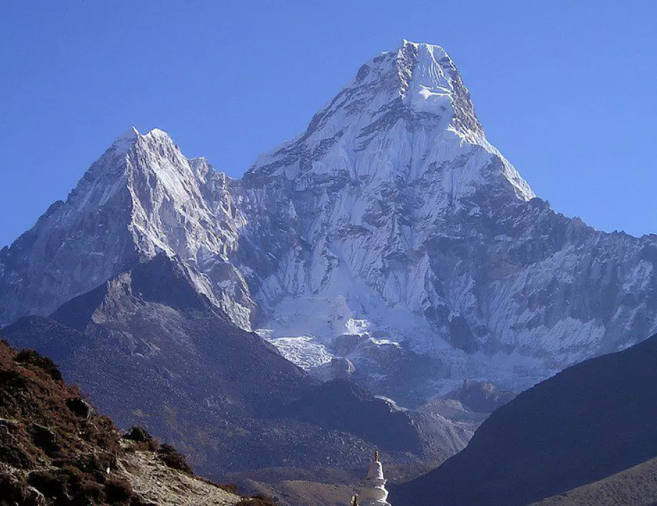Христо Проданов става първият български алпинист, който изкачва връх Еверест