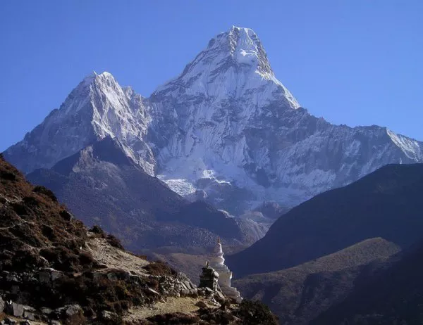 Алпинисти "капсулират" телата на загиналите под Еверест