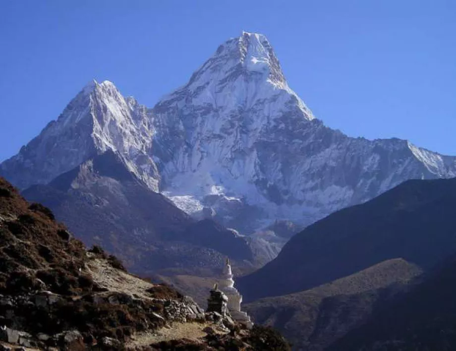 Непал затяга правилата за изкачване на Еверест поради увеличения брой жертви 