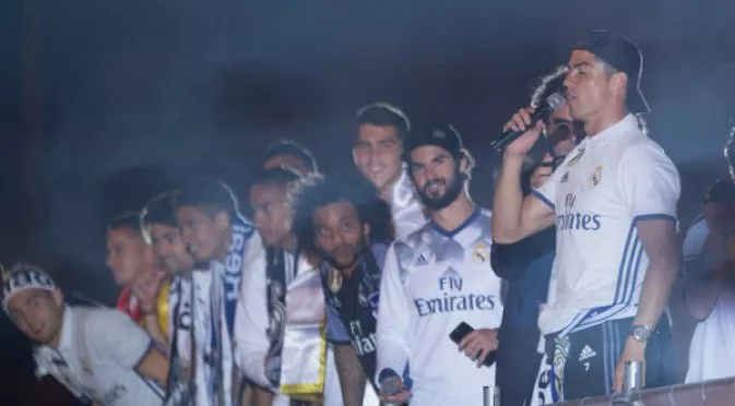 Играчи и фенове на Реал се подиграха с Пике по време на шампионската обиколка (ВИДЕО)