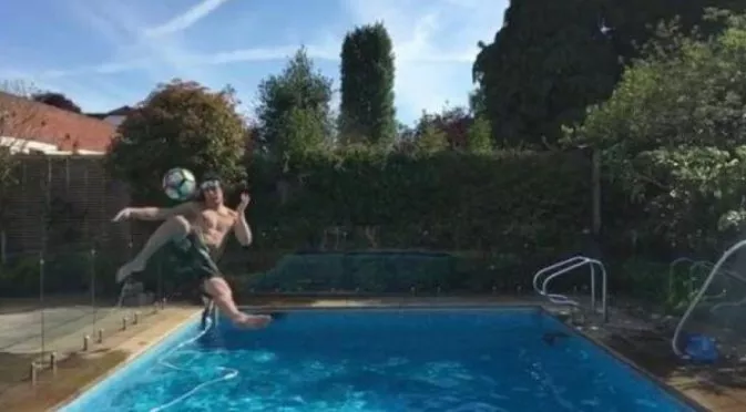 ВИДЕО: Давид Луис вкара феноменален гол, докато падаше в басейн