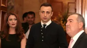 {{ otherArticle[0].article.title }}