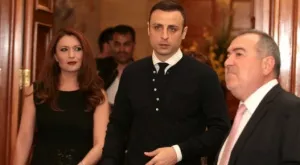 {{ otherArticle[0].article.title }}