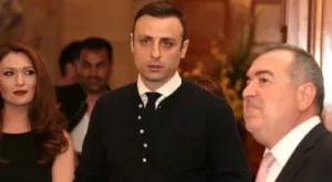 {{ otherArticle[0].article.title }}