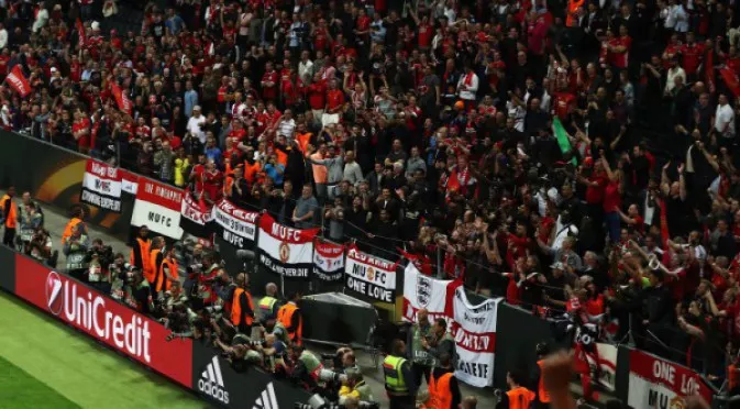 Феновете на Юнайтед отговориха на критиките на Жозе Моуриньо