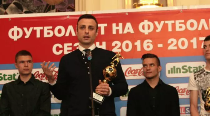 Трофеят на Юнайтед води още звезди за мача на Бербатов и Фиго